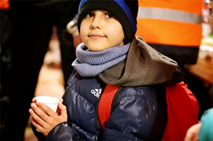 La 11 ani, a mers singur până în Slovacia cu un număr de telefon scris pe mână