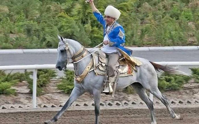 Gurbangulî Berdîmuhamedov arătându-şi măiestria la un concurs ecvestru FOTO Arhivă