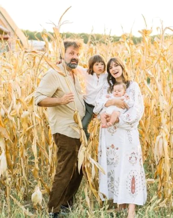 Tabloul unei familii fericite: Dana, soțul și cei doi copii ai lor