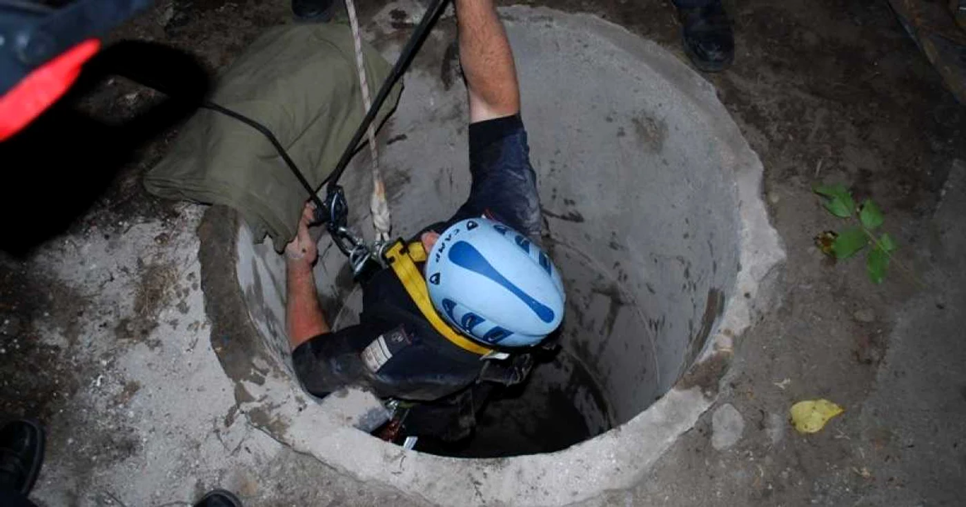 Pompierul a coborât după victimă. ISU Hunedoara.