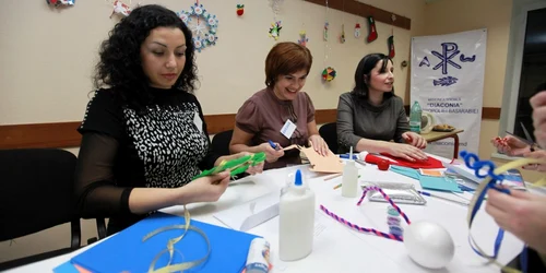 Fiecare mămică și-a ales câte un tipar după care a confecționat jucăria de brad