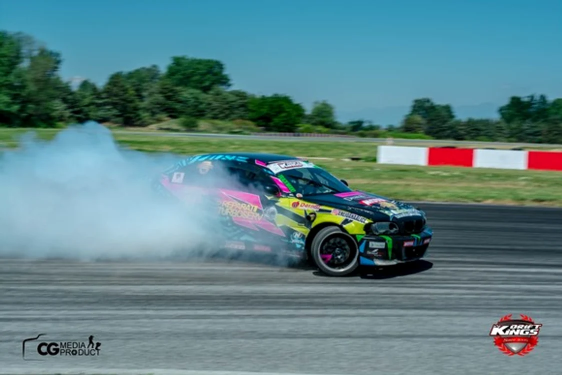 
    Alice Ene este la 14 ani cea mai tânără fată pilot profesionist de drift din EuropaFoto: CG Media Product și Drift Kings  