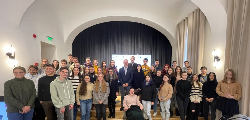 Beneficii de top pentru absolvenți de top la Universitatea Transilvania: laptopuri și excursii în SUA