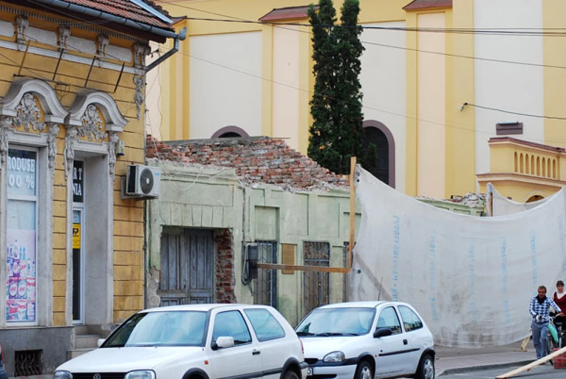 Din casa lui Bela Lugosi a rămas doar faţada. Va dispărea şi aceasta Foto: www.redesteptarea.ro