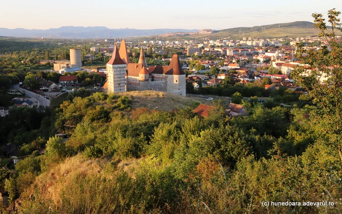 Castelul Corvinilor, văzut de pe Dealul Sânpetru. Foto: Daniel Guță. ADEVĂRUL 