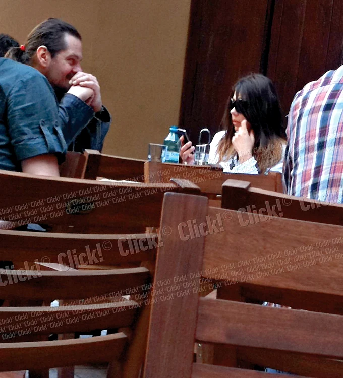 Actorul se simte foarte bine în compania tinerei brunete (fotografii: Bogdan Mitu)