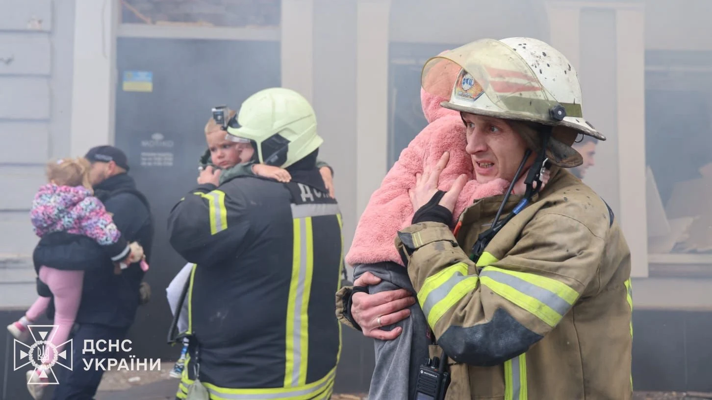 Atac masiv al rușilor asupra orașelor ucrainene. În Harkov au lovit o grădiniță. „Aceste atacuri reprezintă o palmă dată celor care insistă asupra unei soluții pașnice”, a reacționat Zelenski