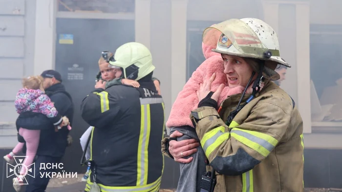 Salvatorii evacueză micuții din grădiniță/FOTO:X