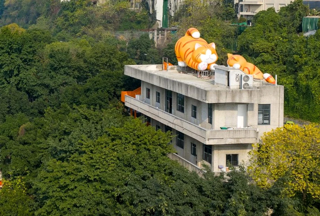 Clădirea din parc a fost decorată cu sculpturi uriașe în formă de pisici (Foto: Profimedia)