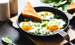 Shakshuka cu ceapa vrede si spanac Sursa foto shutterstock 2159276213 jpg