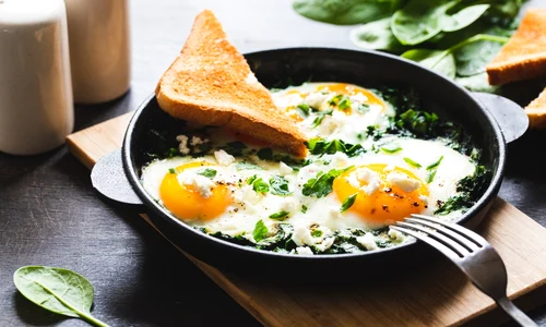Shakshuka cu ceapa vrede si spanac  Sursa foto shutterstock 2159276213 jpg