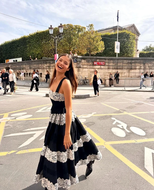 Emma Răducanu, pe străzile din Paris. Foto Facebook