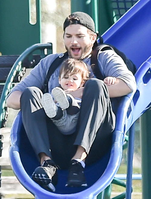 ashton kutcher hepta 2265517 jpg jpeg