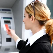 shutterstock 15716188 bancomat femeie card jpeg