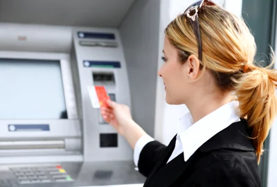 shutterstock 15716188 bancomat femeie card jpeg