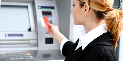 shutterstock 15716188 bancomat femeie card jpeg