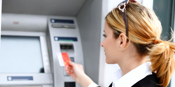 shutterstock 15716188 bancomat femeie card jpeg