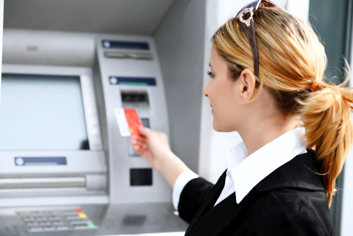 Băncile au reintrodus comisioane la retragere. Foto Shutterstock