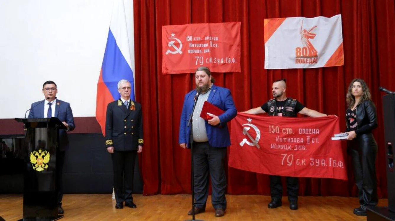 Feodor Afanasov, cu premiul, la Ambasada Federației Ruse în România. Foto Facebook/ Ambasada Rusiei
