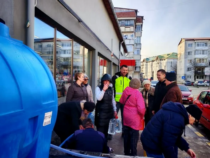 Cetățeni din Moreni la cisternele cu apă FOTO: Facebook