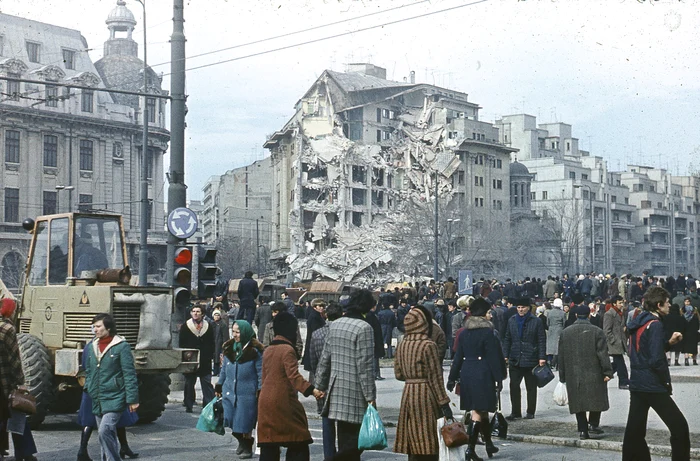 
    Cutremurul din 1977: 33 de blocuri au căzut în Capitală. Oamenii priveau înmărmurți dezastrul produs  