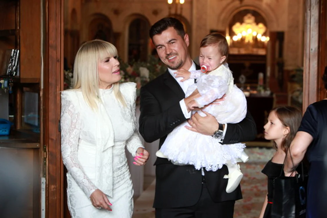
    Elena Udrea stă la povești cu fiica ei  