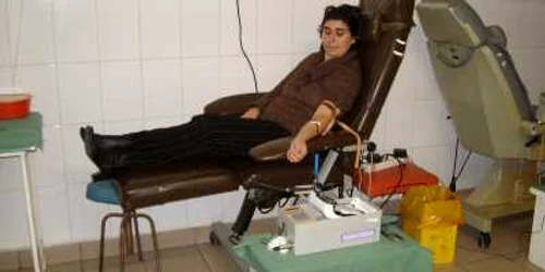 Iuliana Ilie donează sânge pentru soţul ei