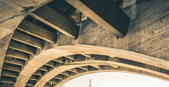 Bărbatul stă undeva ascuns