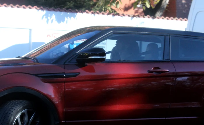 Maximilian o însoţeşte pe Simina şi la cumpărături, el conducând maşina ei