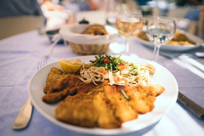 Șnițelul este unul dintre cele mai gustoase preparate din carneFOTO: Unsplash.com