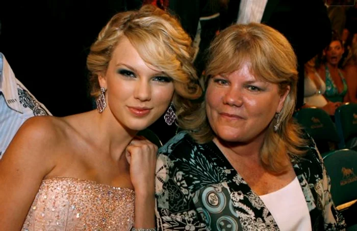 Taylor Swift este foarte apropiată de mama sa, care o însoțește și la evenimenteFoto: Getty