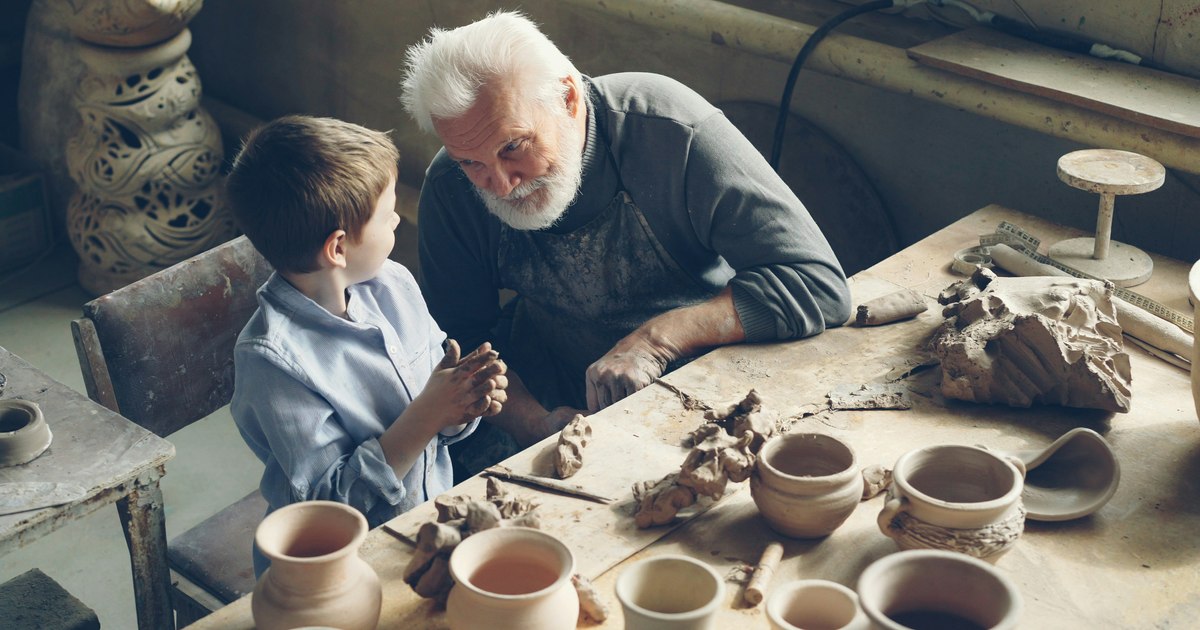 Privilegiu, nu obligație. Cum se construiește relația copiilor cu bunicii. „Un adolescent care-ți apasă butoanele îți face o favoare”