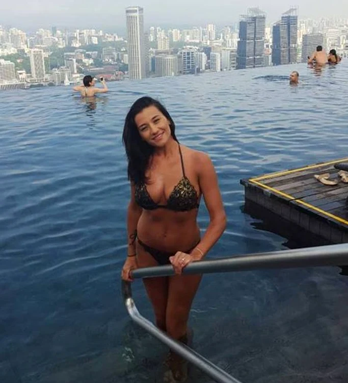 Claudia arată trăsnet în costum de baie, deşi a născut în urmă cu un an