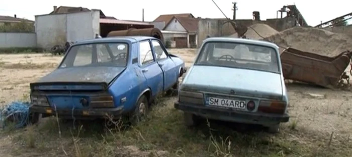 Dacia, cea din dreapta, nu mai are o roată şi nu a fost mişcată din curte de 15 ani