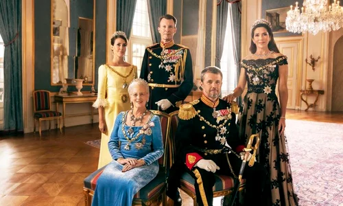 Familia Regala daneza, Regina Margrethe a II a alaturi de ambii fii, Printul Mostenitor Frederik si Printul Joachim pagina oficiala jpg