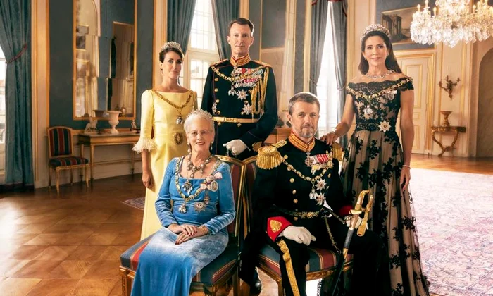 Familia Regala daneza, Regina Margrethe a II a alaturi de ambii fii, Printul Mostenitor Frederik si Printul Joachim   pagina oficiala jpg