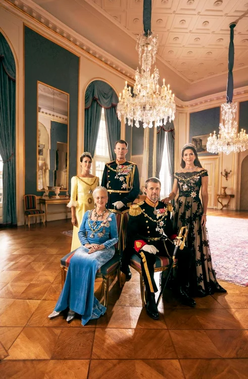 Familia Regala daneza, Regina Margrethe a II a alaturi de ambii fii, Printul Mostenitor Frederik si Printul Joachim pagina oficiala jpg