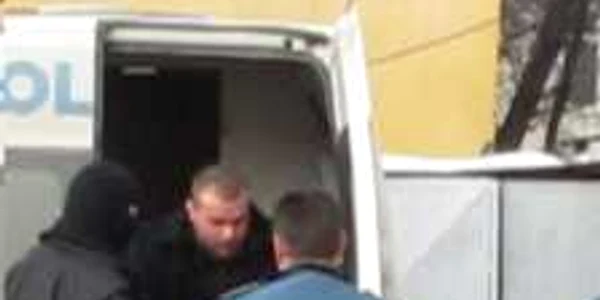 Bărbatul acuzat de şantaj a fost dus în faţa judecătorilor 