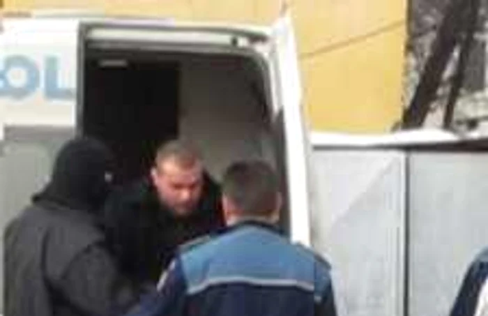 Bărbatul acuzat de şantaj a fost dus în faţa judecătorilor