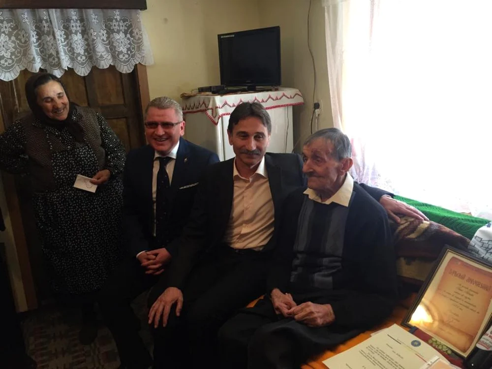 Veteranul de război a fost felicitat la împlinirea vârstei de 104 ani. Foto facebook
