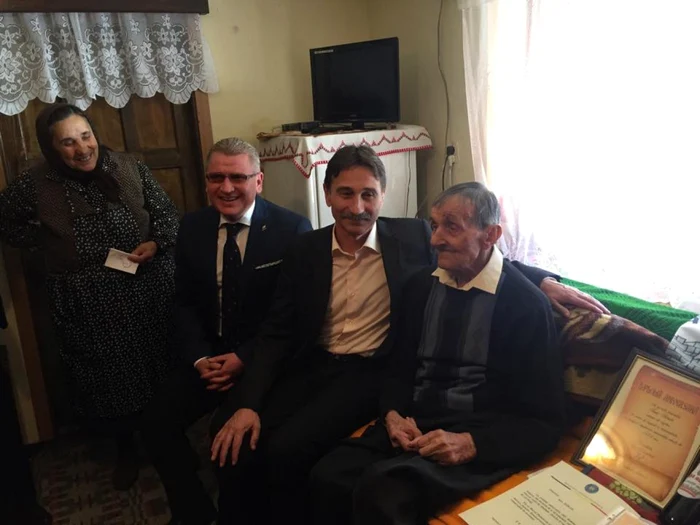 Veteranul de război a fost felicitat la împlinirea vârstei de 104 ani. Foto facebook