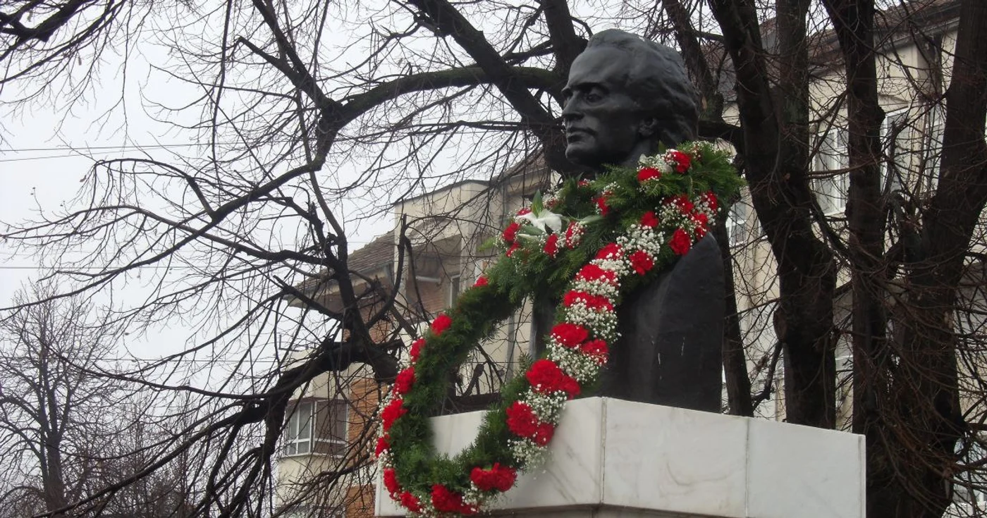 Bustul lui Mihai Eminescu din Piaţa Teatrului FOTO: Ştefan Borcea