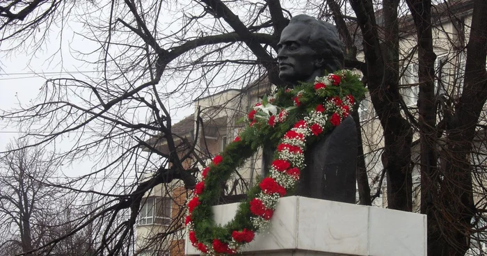 Bustul lui Mihai Eminescu din Piaţa Teatrului FOTO: Ştefan Borcea
