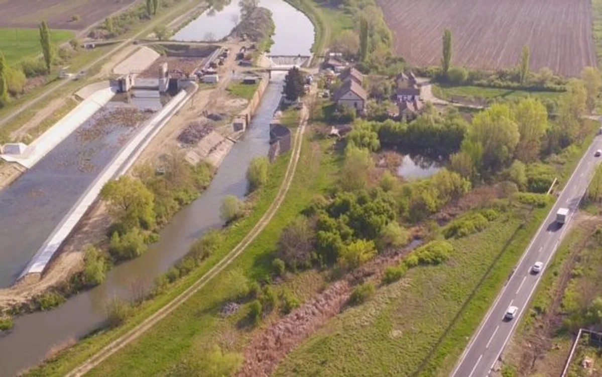 Lucrări la ecluza de la Sânmihaiul Român