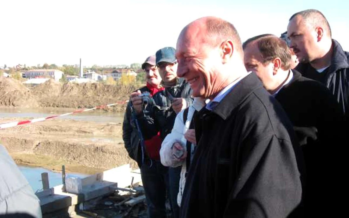 Băsescu a inspectat podul de la Dorneşti aproape finalizat