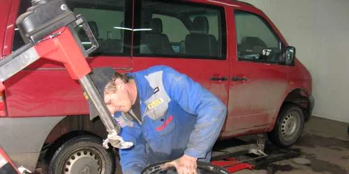 Sucevenii se înghesuie să-şi schimbe cauciucurile