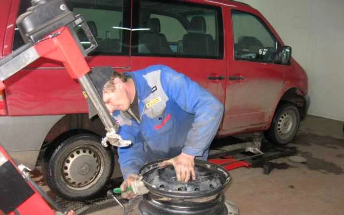 Sucevenii se înghesuie să-şi schimbe cauciucurile