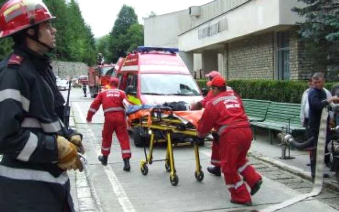 Râmnicu Vâlcea: În accidentul de pe Valea Oltului un Peugeot a fost strivit între autocar şi munte