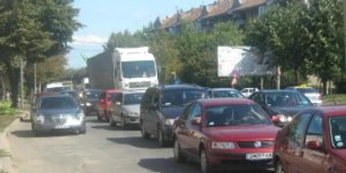 Doar două poduri din centrul oraşului deservesc întreg tranzitul 