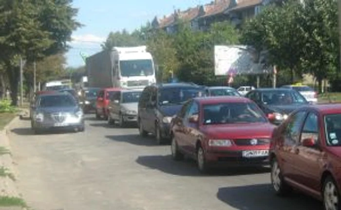 Doar două poduri din centrul oraşului deservesc întreg tranzitul